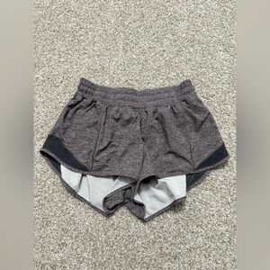 Lululemon Hotty Hot Short II *2.5"
Heather Lux Multi Black / Heathered Black